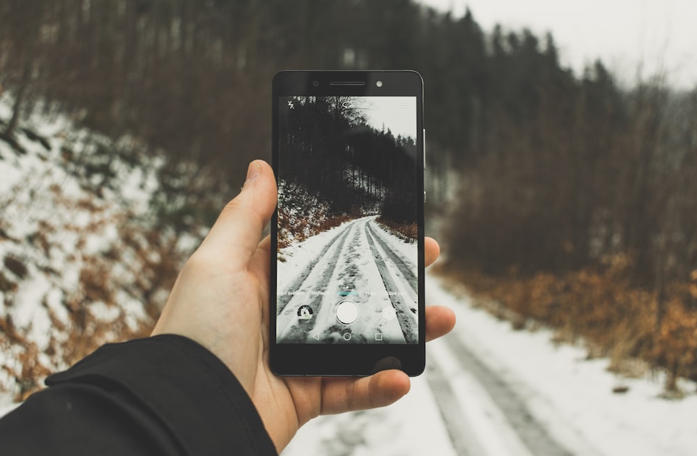 Person, die ein Foto von der Straße macht