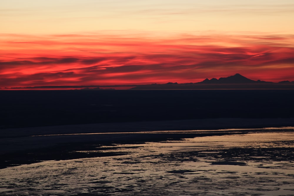 Cuerpo de agua durante la puesta de sol