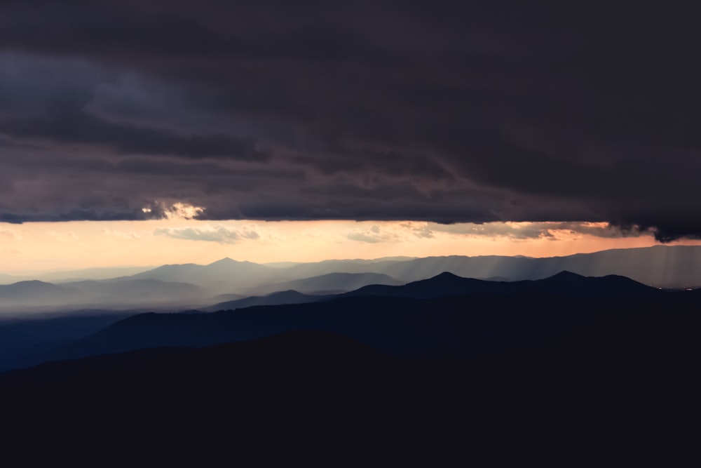 Chaîne de montagnes sous un ciel nuageux