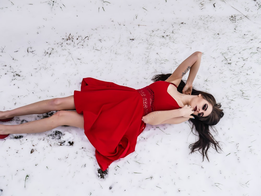 雪の上に横たわる女性