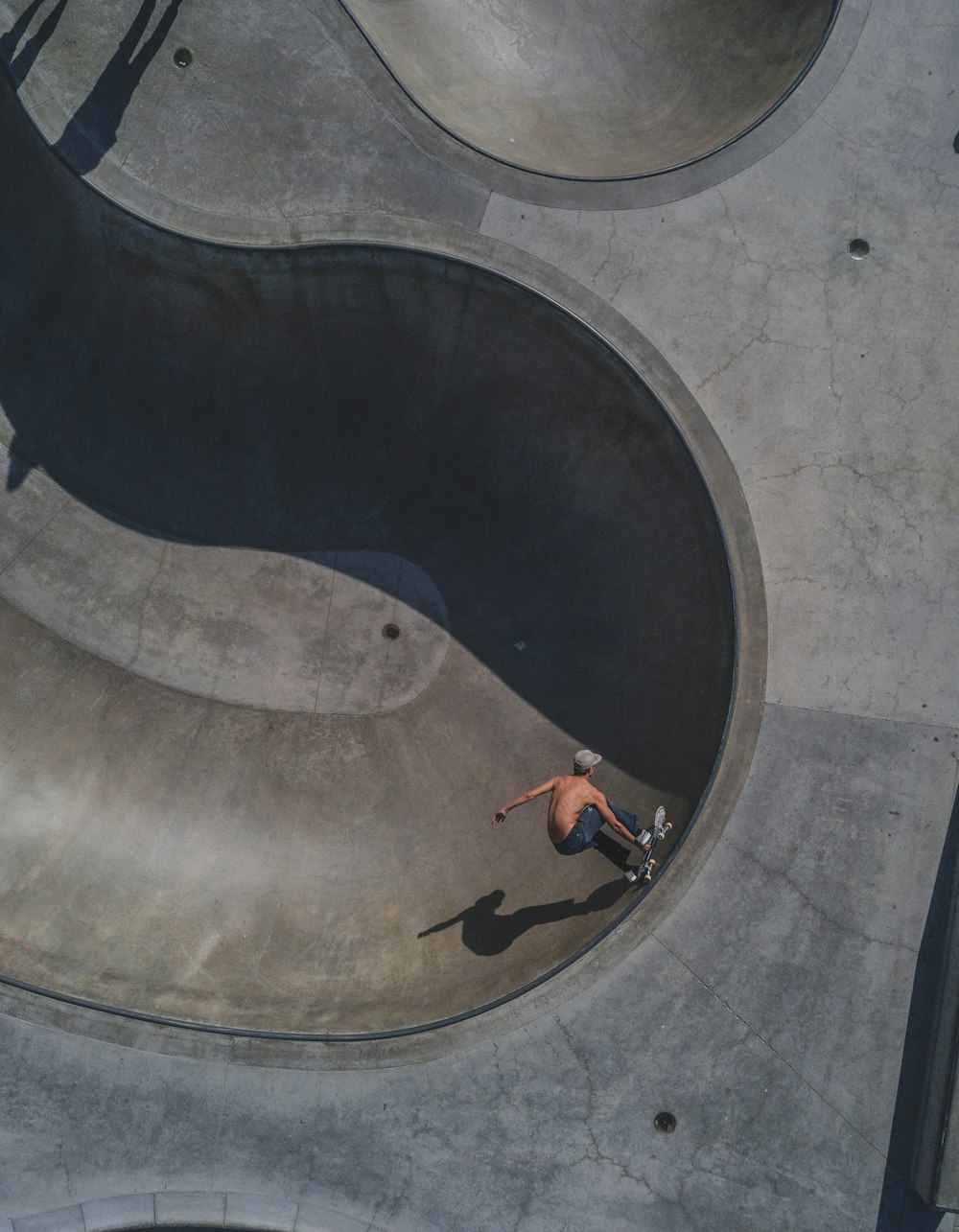 Luftaufnahme eines Mannes, der Skateboard fährt
