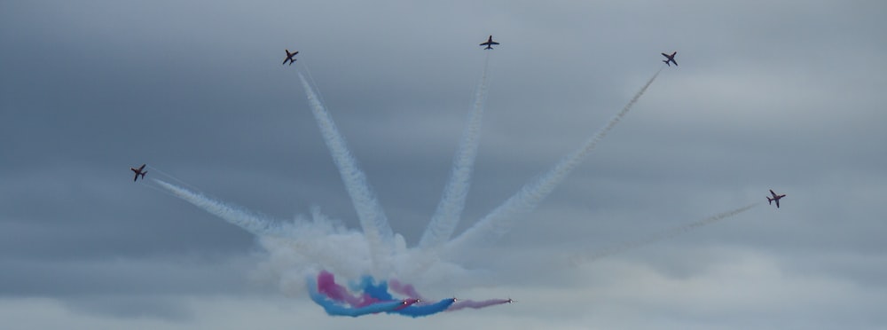 airshow with contrails