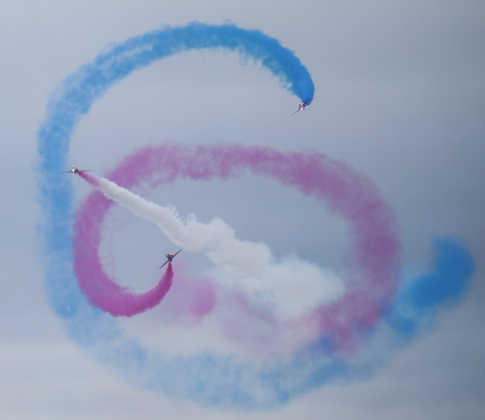 humos azules, blancos y rosados bajo el cielo azul