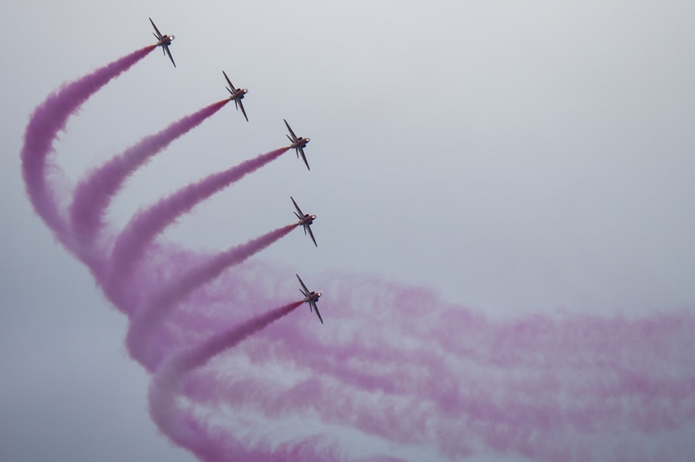 Cinque jet che volano durante il giorno