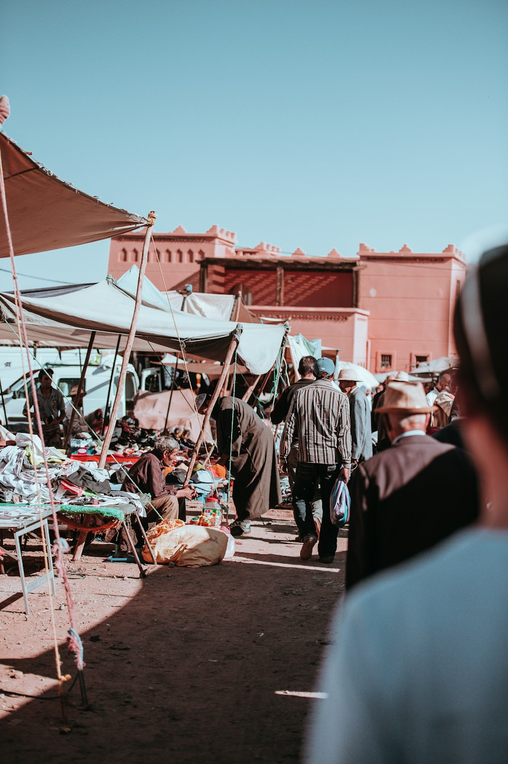 gruppo di persone al mercato diurno