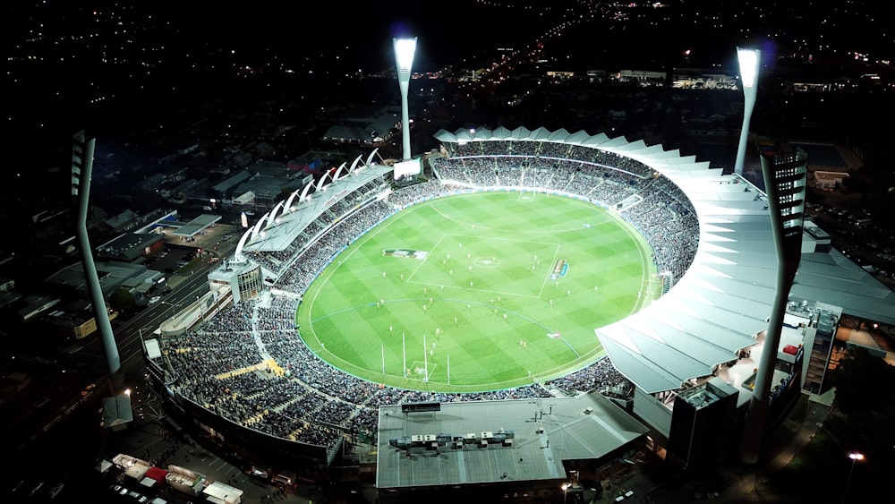 Hochwinkelaufnahme des runden Stadions bei Nacht