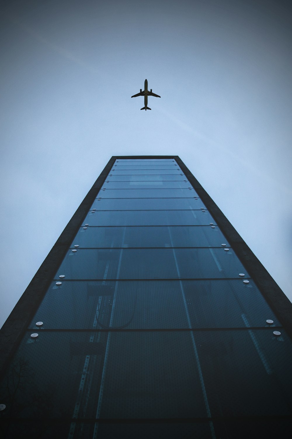 fotografia con riprese dal basso di edifici e aeroplani