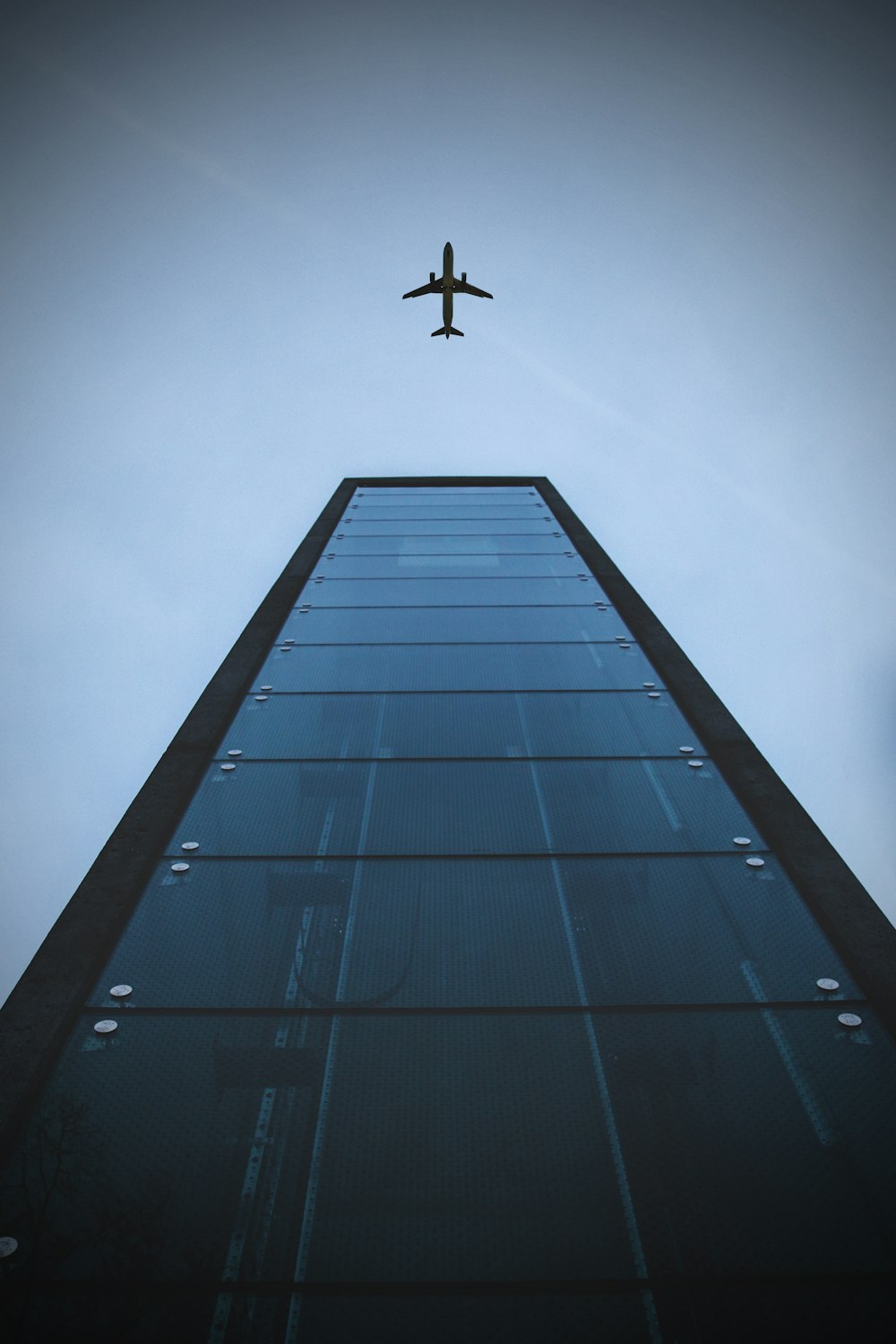 Low-Angle-Fotografie von Gebäuden und Flugzeugen