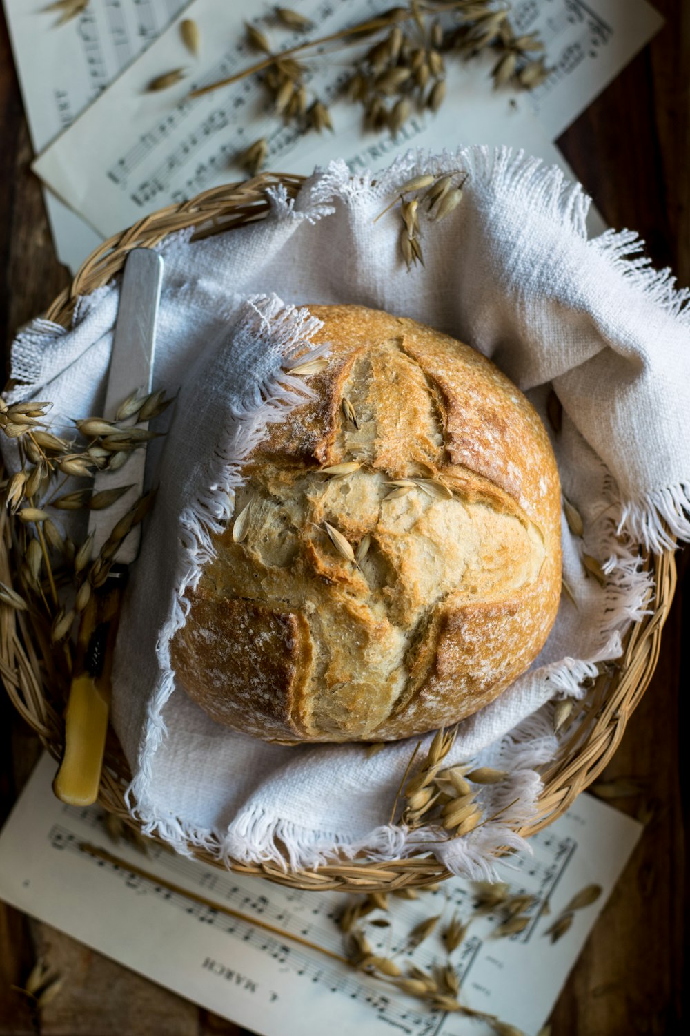 Pâtisserie cuite au four sur textile blanc