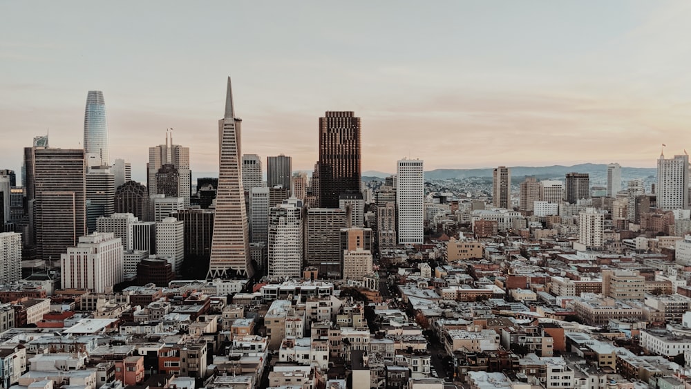 edifícios de concreto marrom e cinza durante o dia foto