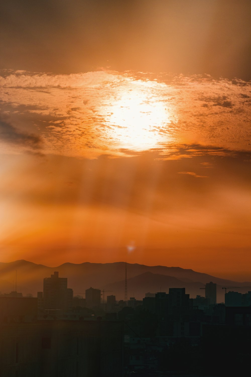 orangefarbener Sonnenuntergang über Gebäuden