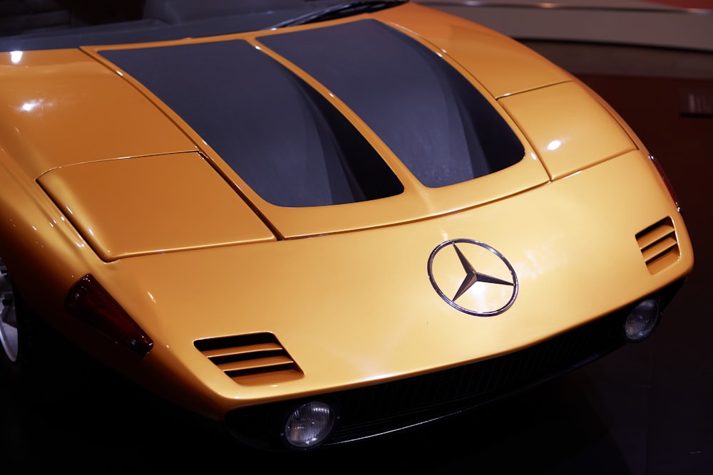 véhicule Mercedes-Benz jaune et noir