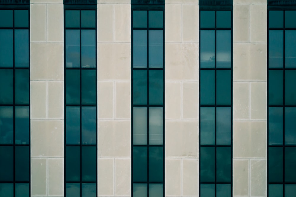 베이지색 콘크리트 건물
