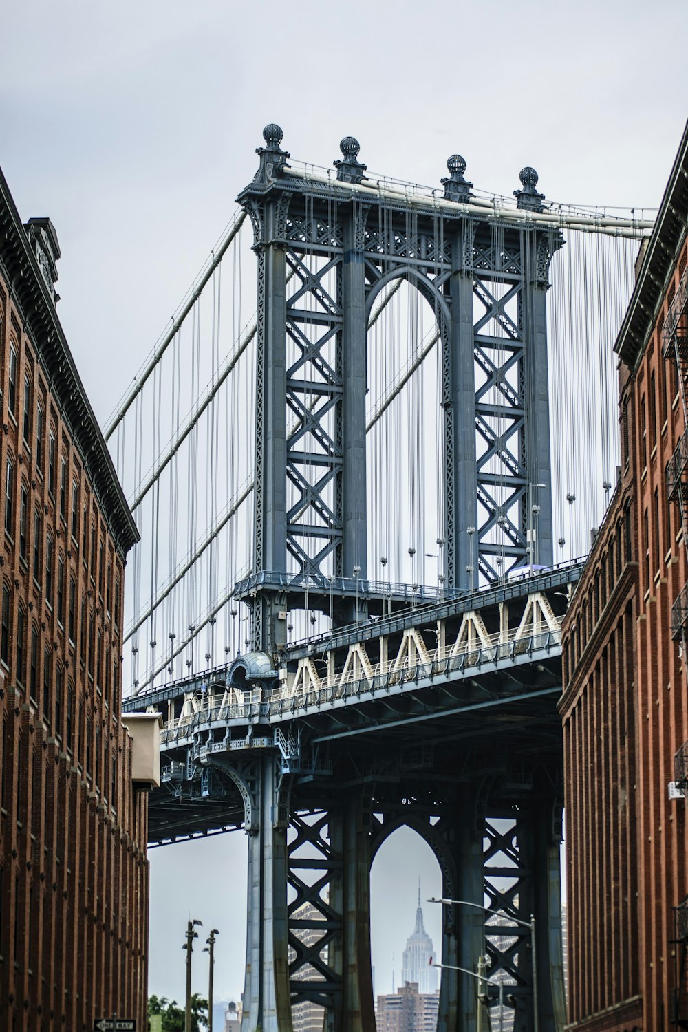 Foto der Manhattan Bridge aus einem niedrigen Blickwinkel