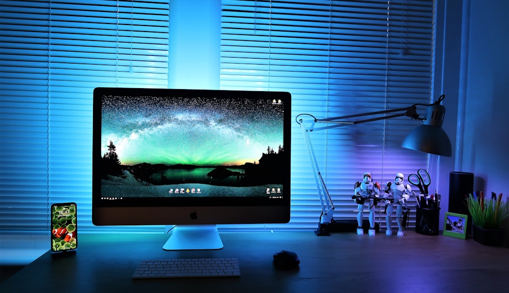 silver iMac showing desktop