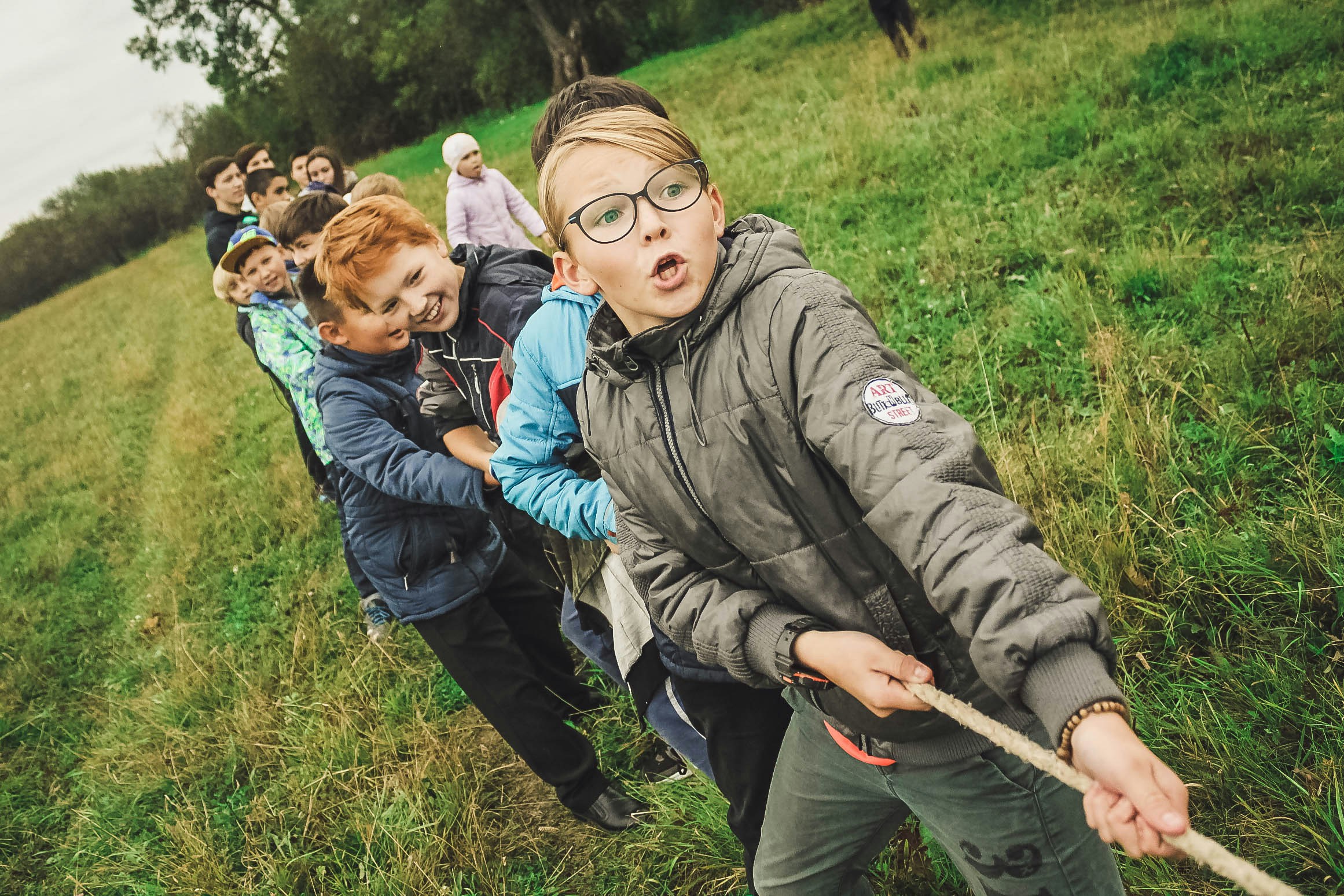 great photo recipe,how to photograph these children play the ancient game of tug-of-war. the photo was taken on the day during the festival of children’s creativity. young actors from different cities of bashkortostan republic shared their experience, performed dances and songs.; group of children pulling brown rope