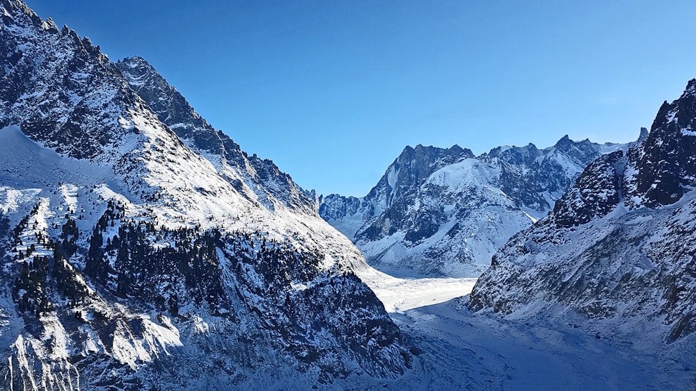 Montañas cubiertas de nieve durante el día