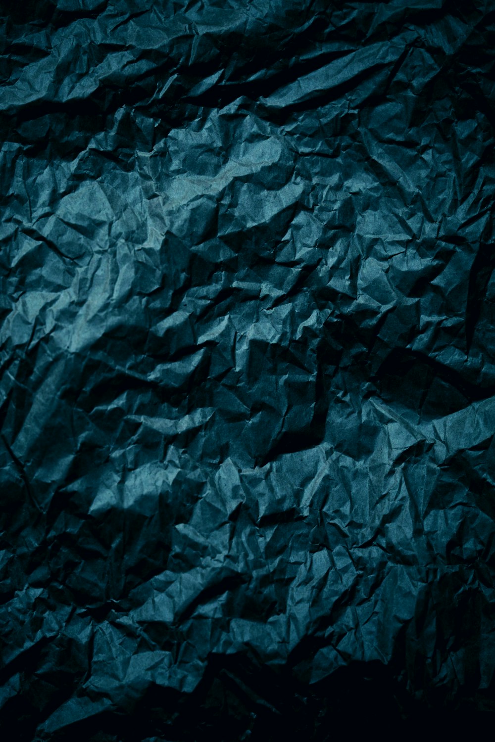 濃い青のしわくちゃの紙の背景
