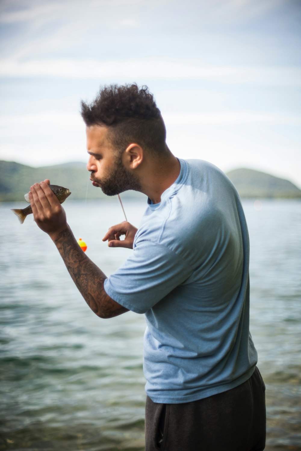 homme regardant le poisson