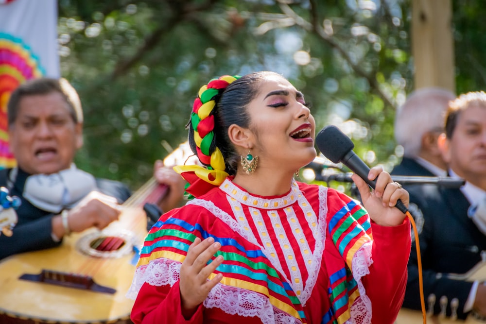 Mujer cantando