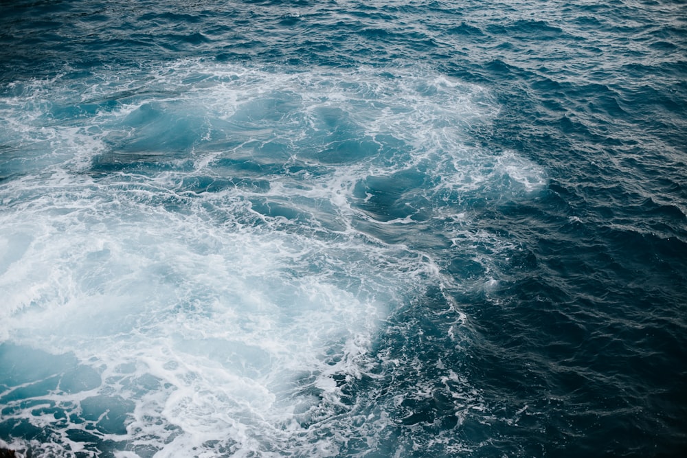 Fotografía de lapso de tiempo de olas del océano
