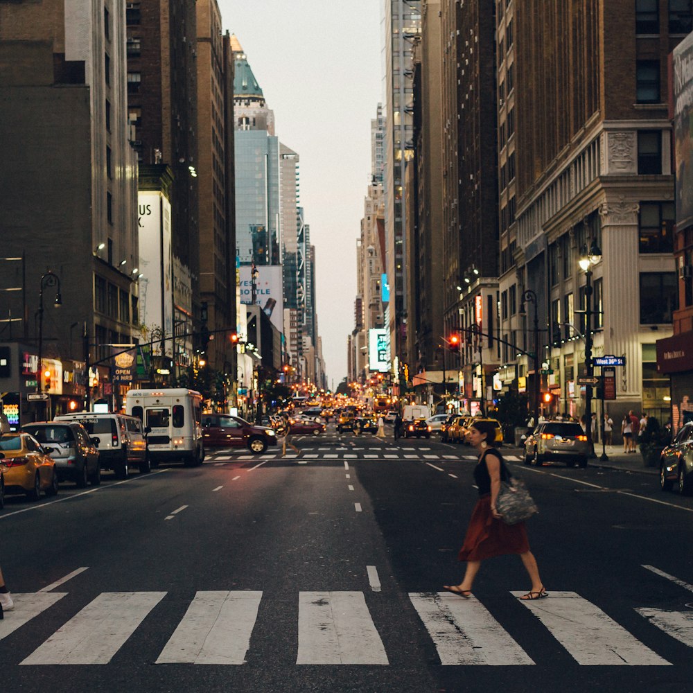 Femme traversant sur une voie piétonne