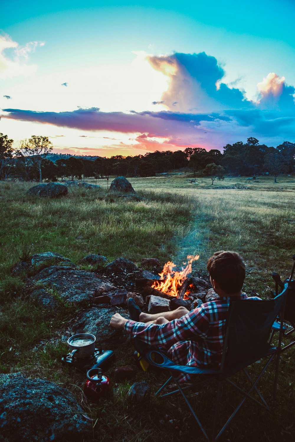 personne devant sur le feu de joie