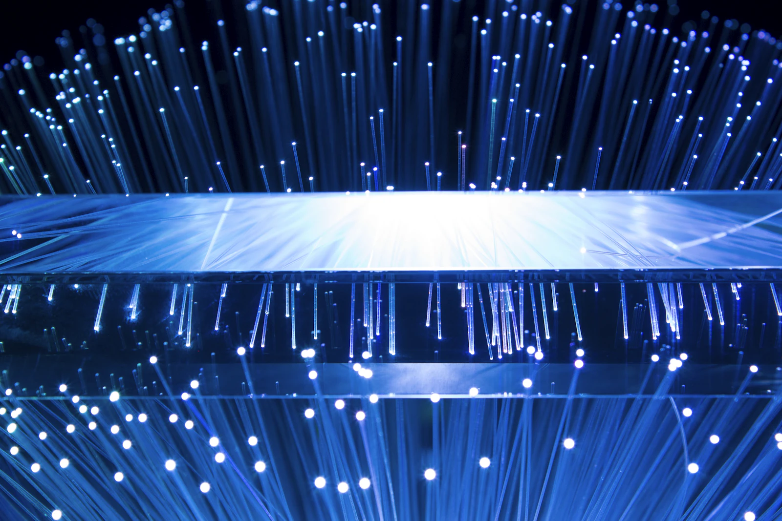 Haces de fibra óptica iluminados en azul