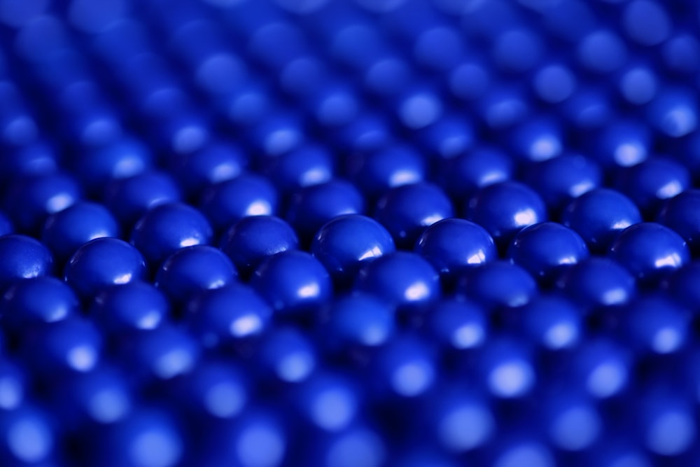 Fotografía de primer plano del fondo de pantalla digital de bolas azules