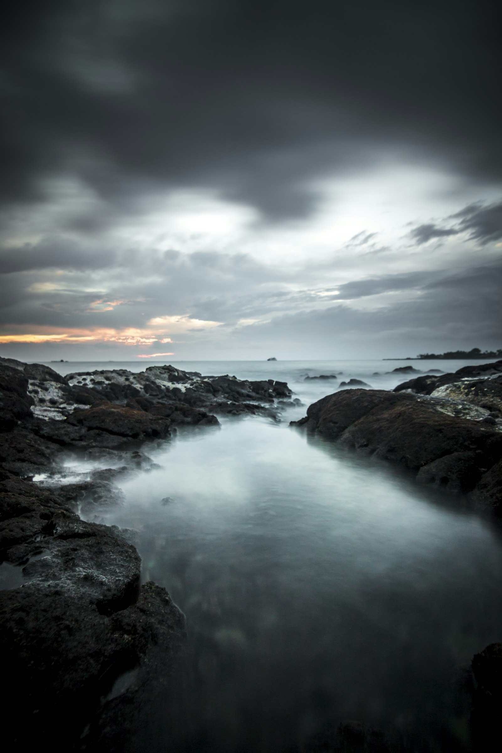 Canon EOS 70D + Tokina AT-X Pro 11-16mm F2.8 DX sample photo. Sea under gray sky photography