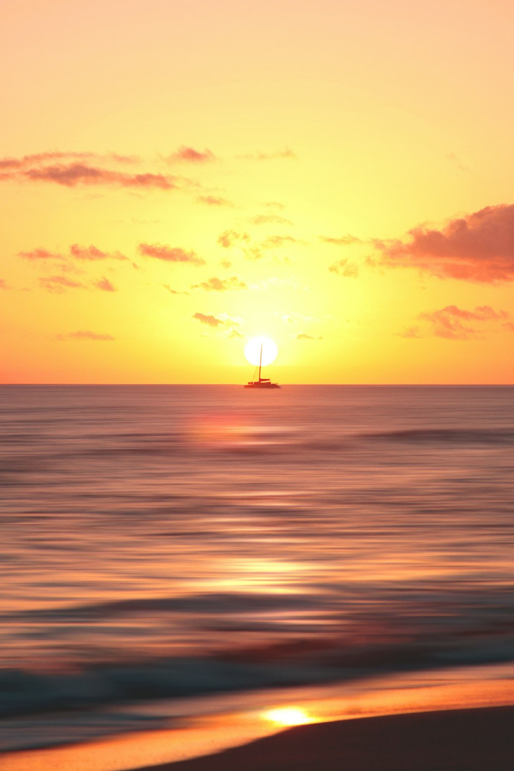 barca sullo specchio d'acqua durante il tramonto