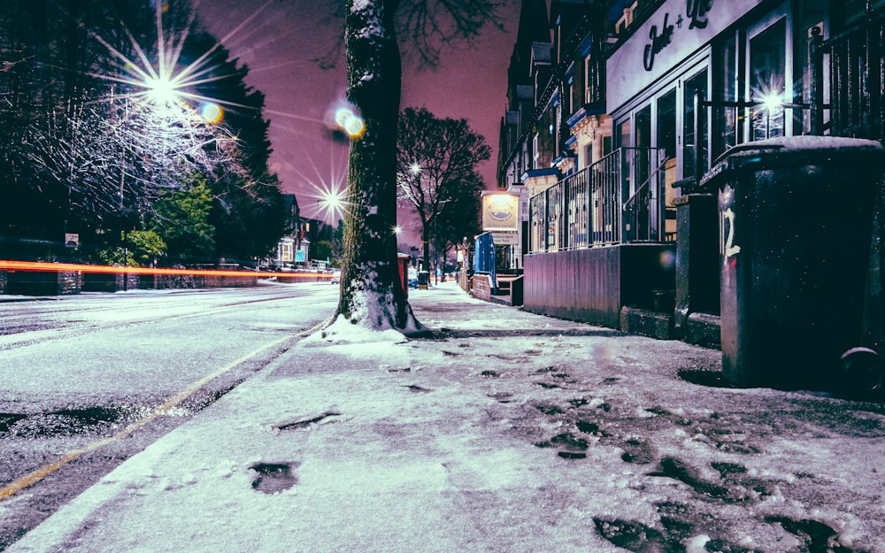 Fotografía de la calle durante la noche