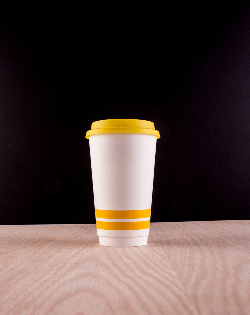 Vaso de plástico blanco y amarillo