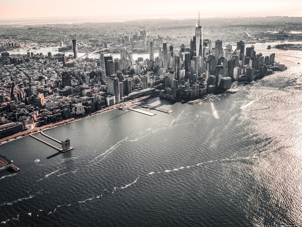 Fotografía aérea de una gran masa de agua en toda la ciudad con edificios de gran altura durante el día