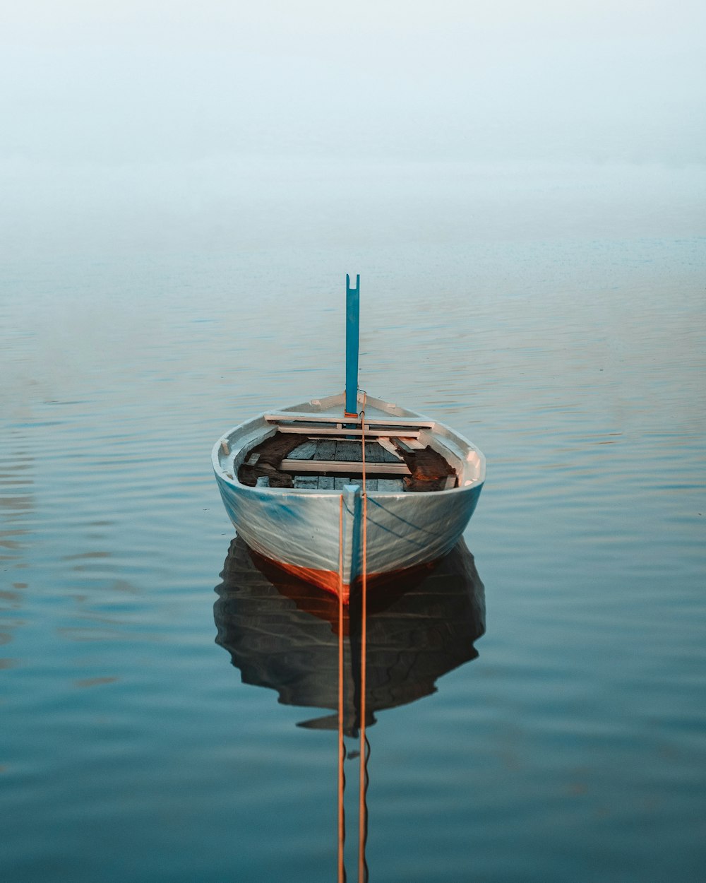 weißes Boot, umgeben von einem Gewässer