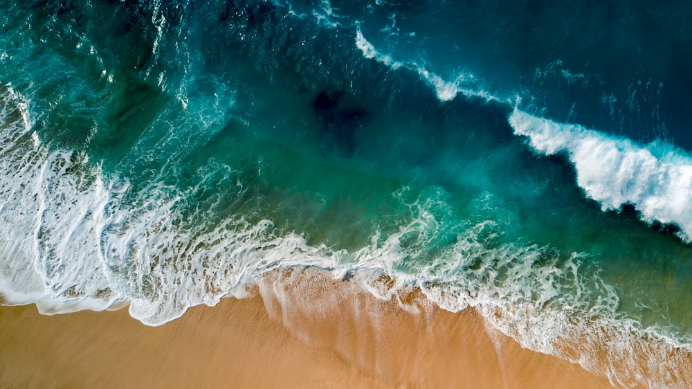 onde del mare sulla riva marrone durante il giorno