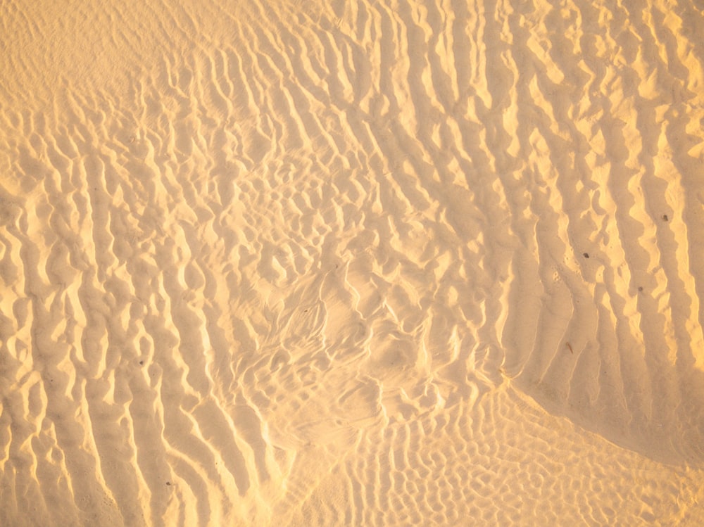 Flächenfotografie von beigefarbenem Sand