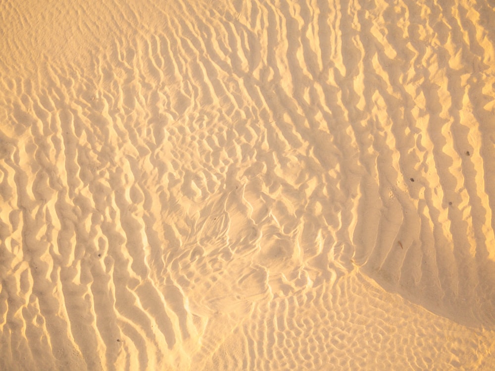 Photographie aérienne de sable beige