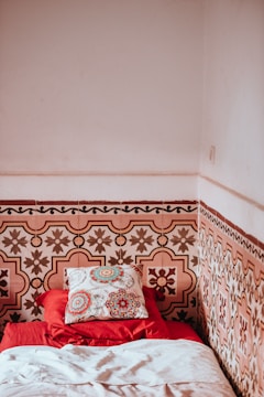 A cozy bedroom showcasing wall hangings and ceramic decorations.