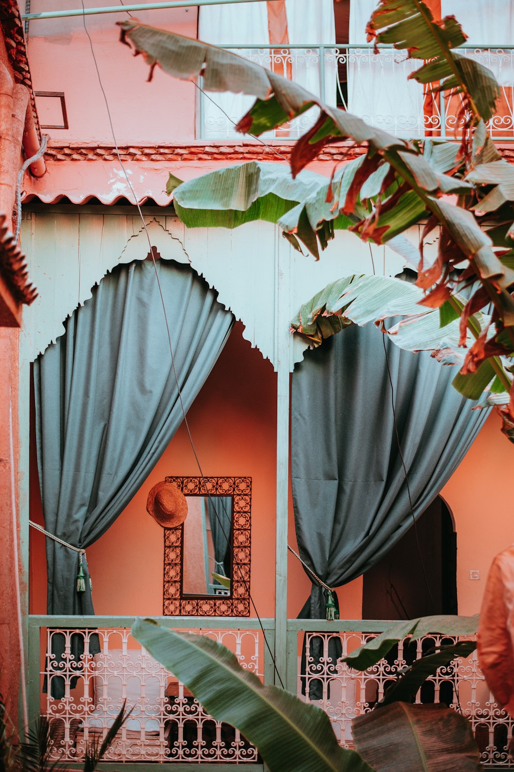 Dos cortinas grises en la casa marrón