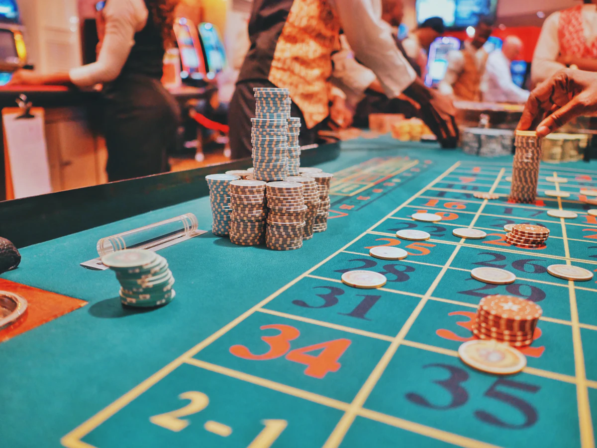 Roda roulette kasino dengan bola putih di atas angka, simbol utama permainan live casino