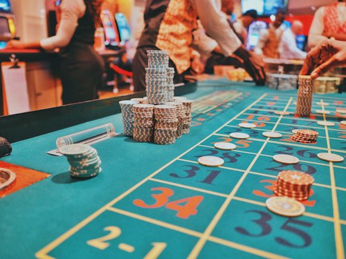Fichas de casino y cartas sobre mesa de juego