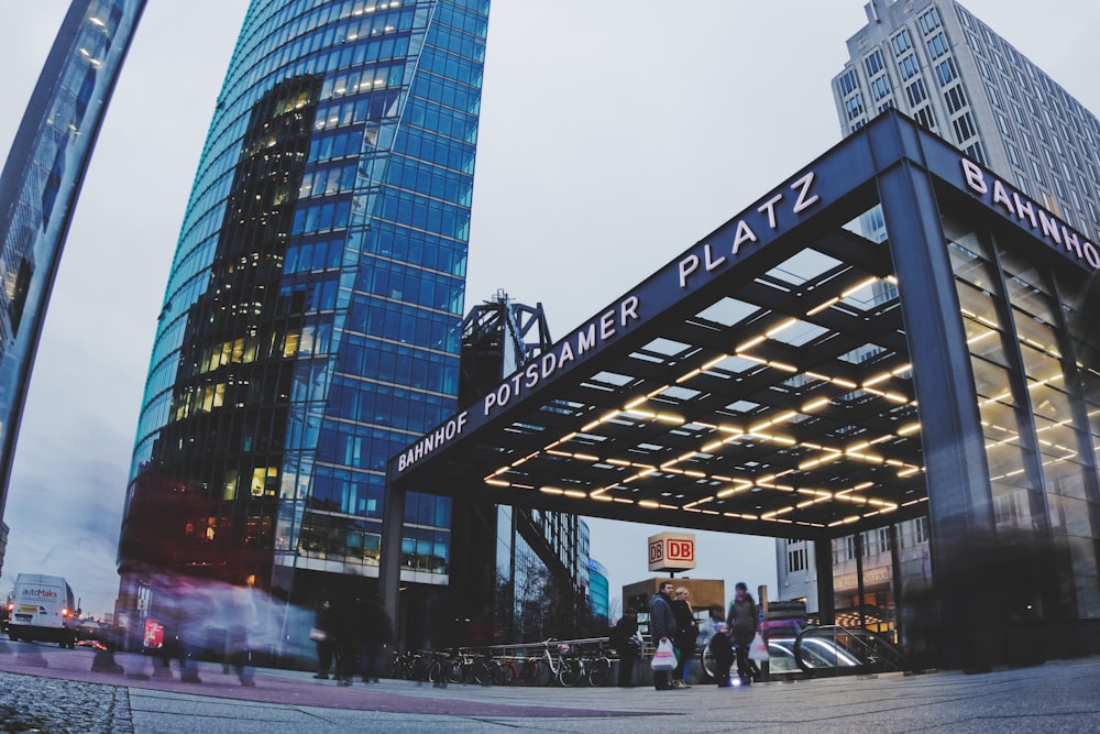 personas caminando cerca de Bahnhof Potsdamer Platz durante el día