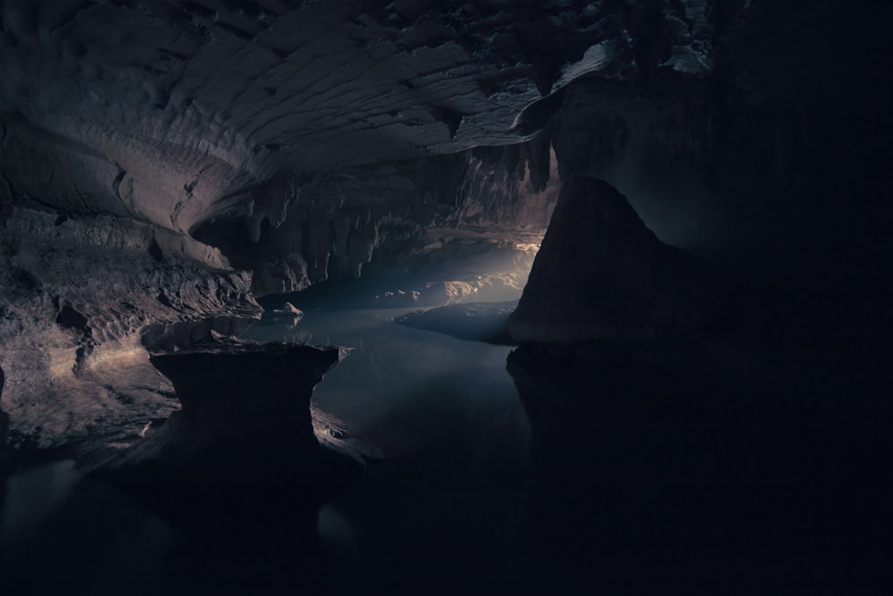 interior da caverna com corpo de água