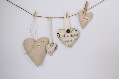 four brown hearts buntingsa valentines google meet background