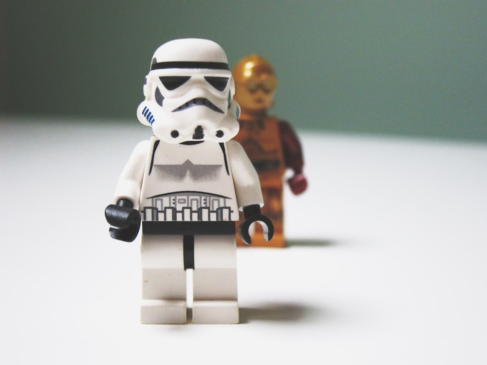 Lego Star Wars C3-P0 derrière les jouets Stormtrooper