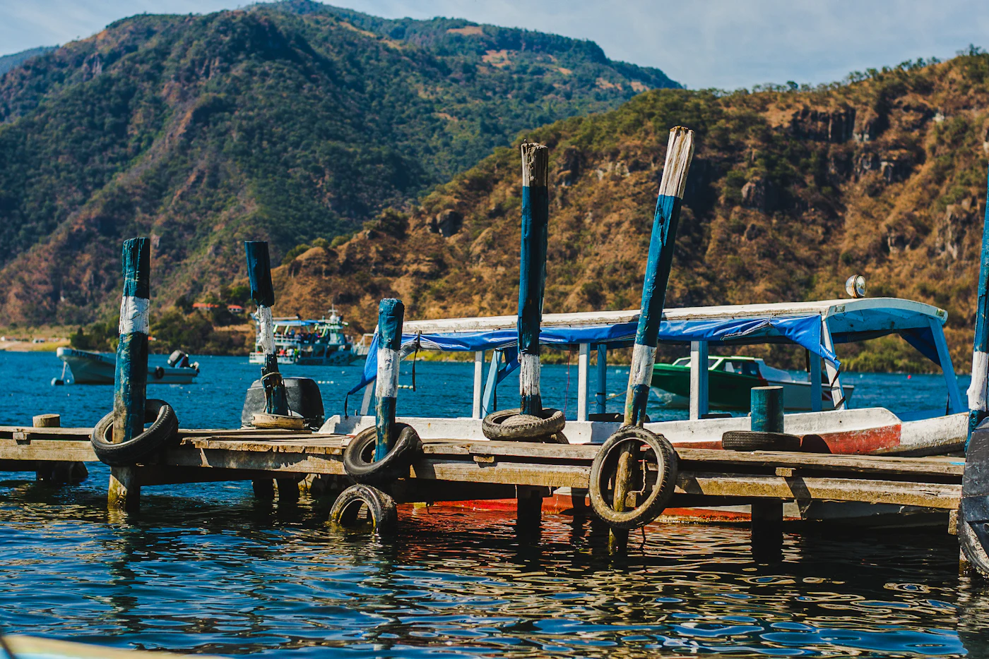 Der Atitlán-See mit den Vulkanen Tolimán und San Pedro von Panajachel aus