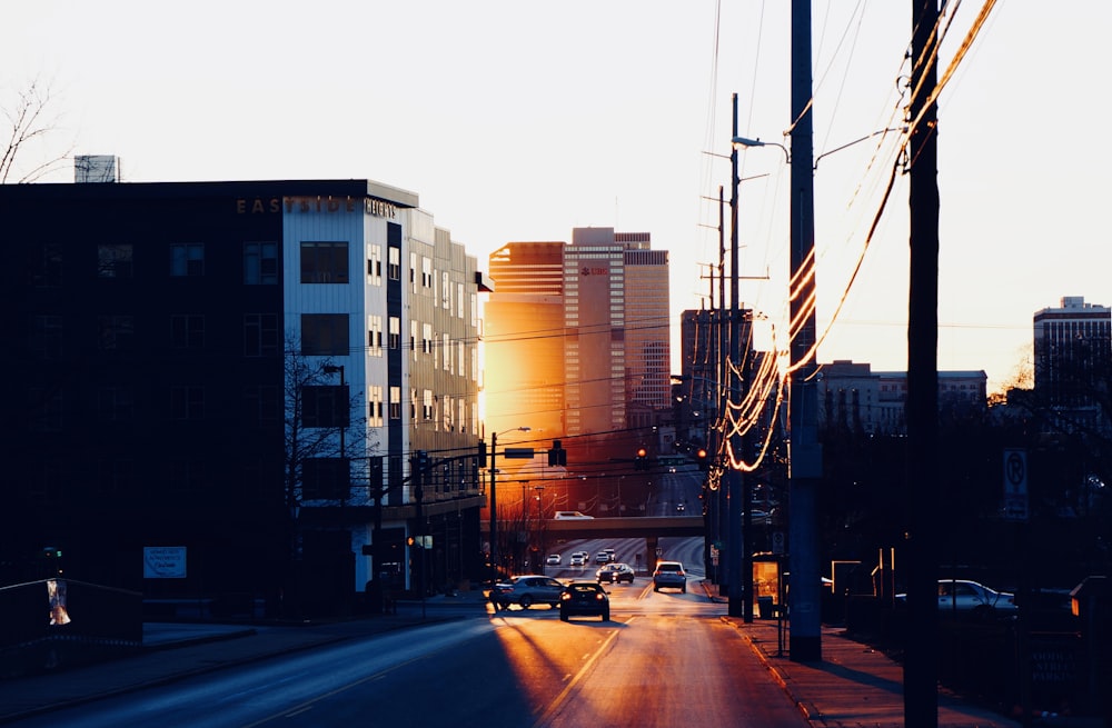 Fotografía de alto contraste de vehículos en carretera