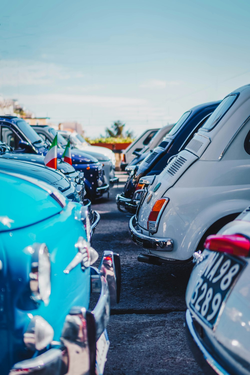 Estacionamento de veículos de cores variadas durante o dia