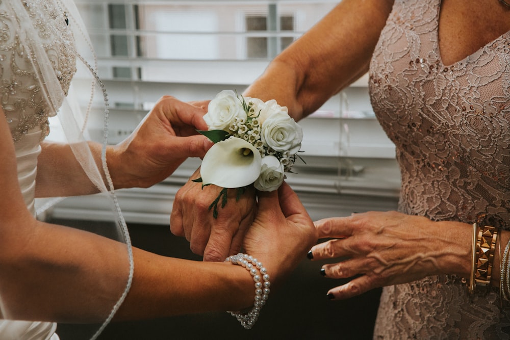 la donna ha messo i fiori bianchi sulla mano della donna